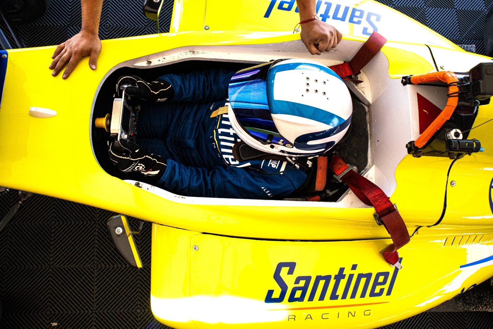 Piloto a bordo del F4 visto desde arriba