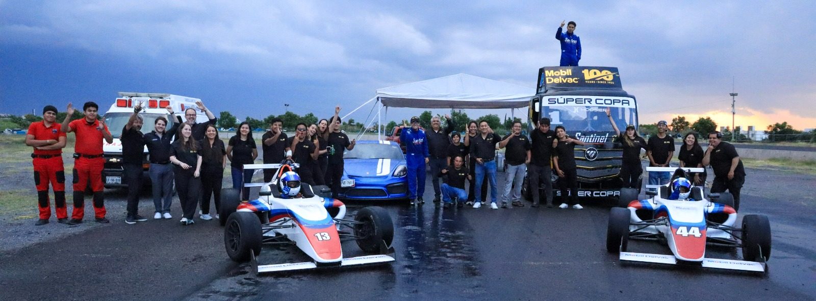 Equipo completo de un evento en el autódromo