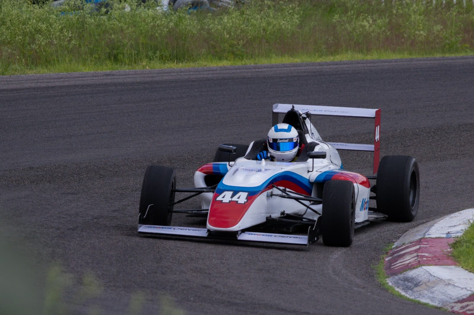 Monoplaza F4 tomando una curva