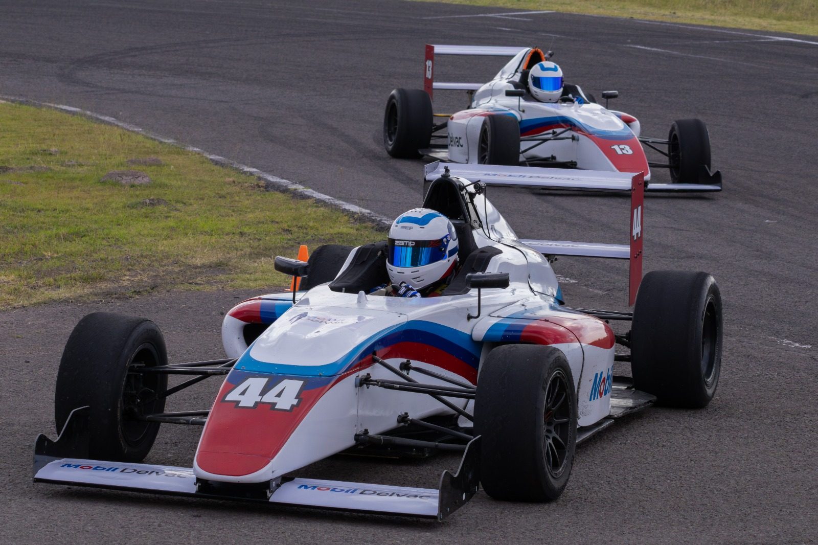 Dos monoplazas F4 rodando en el autódromo