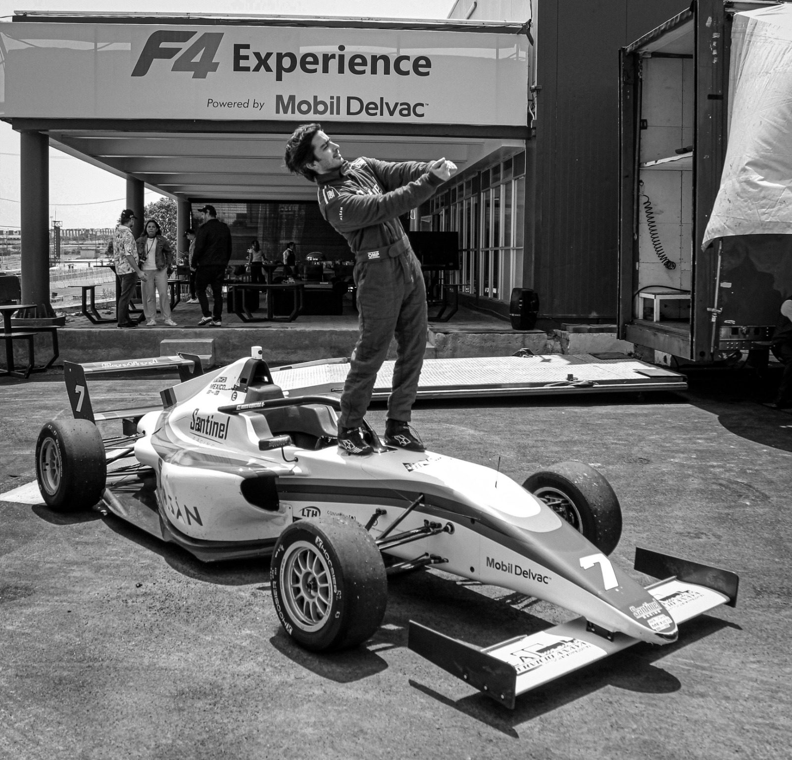 Participante celebrando sobre el monoplaza F4