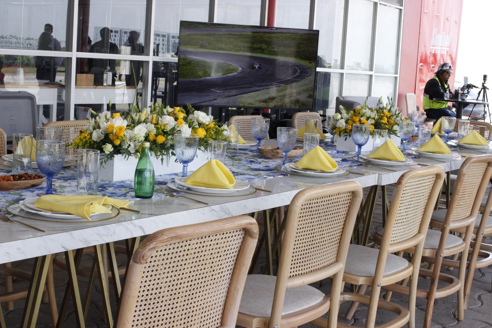 Montaje de mesa VIP con la pista en pantalla