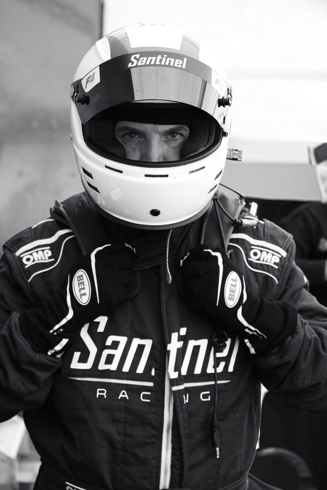 Piloto ajustándose el casco Santinel