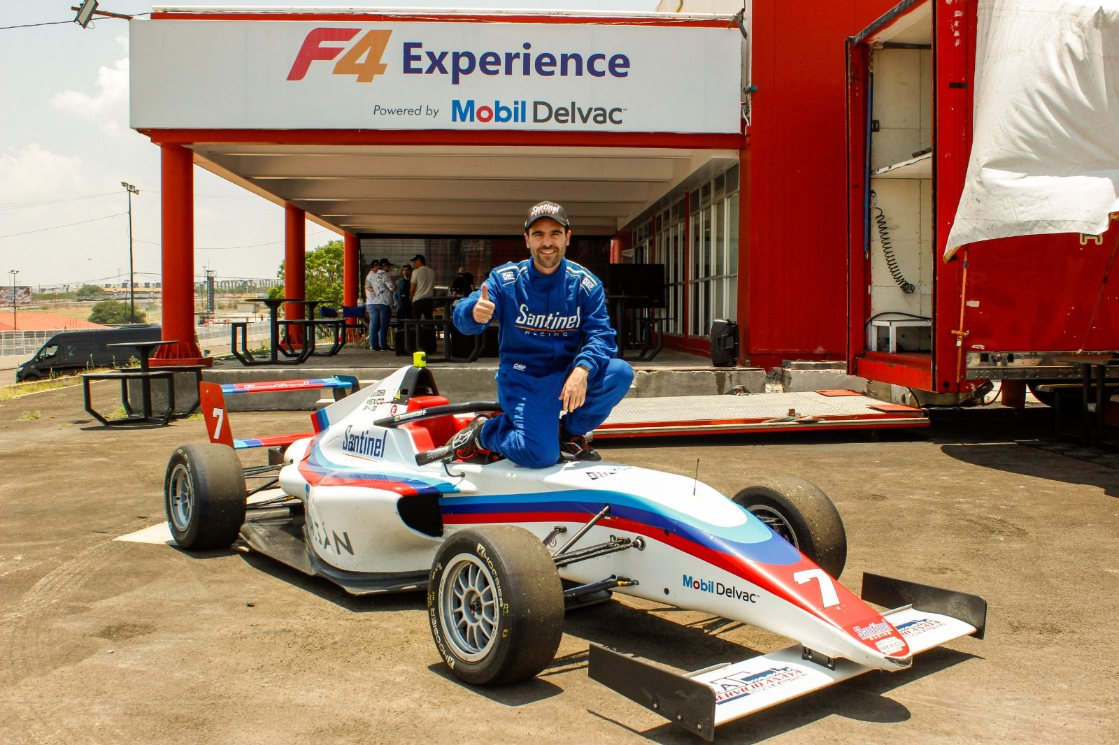 Participante junto al monoplaza F4