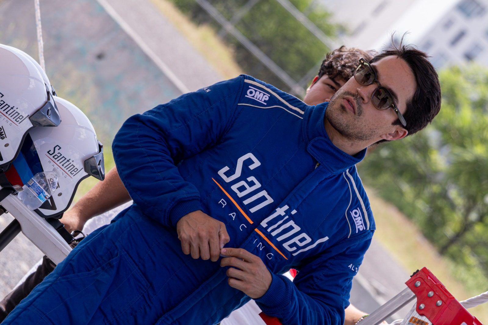 Participante con traje de piloto Santinel