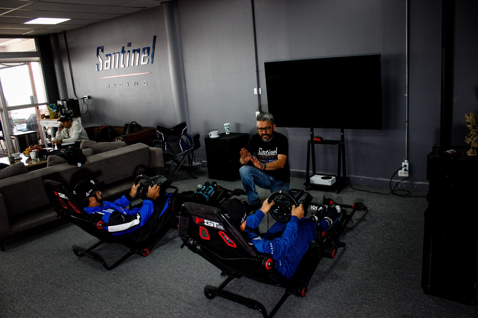 Simuladores en el lounge de Santinel Racing